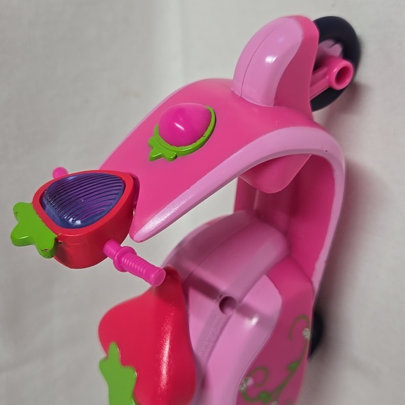 Strawberry Shortcake Scooter Pink Rolling Wheels NICE Condition 2015 TCFC - Picture 11 of 14